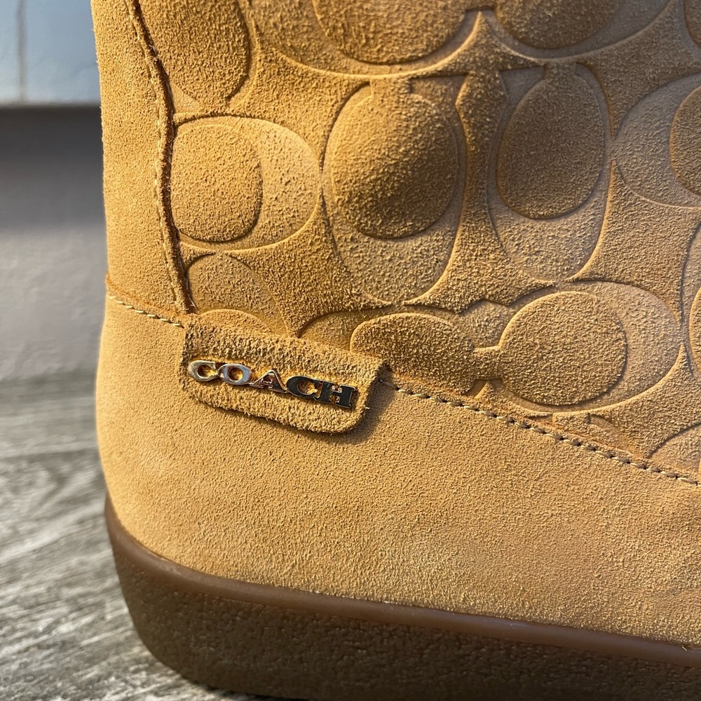New in box. Tan/natural Coach lined boots. Size 7 - Picture 2 of 4